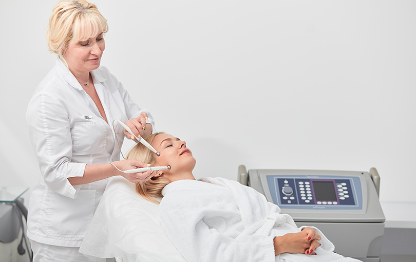 Rejuvenescimento facial em Itajaí: como funciona o peeling de diamante?