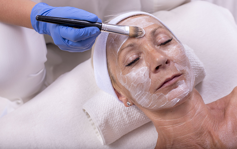 Revitalização facial em Itajaí: O que é e como ela melhora a saúde da pele?
