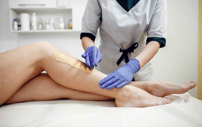 Depilação com cera: entenda como acalmar a pele após o procedimento